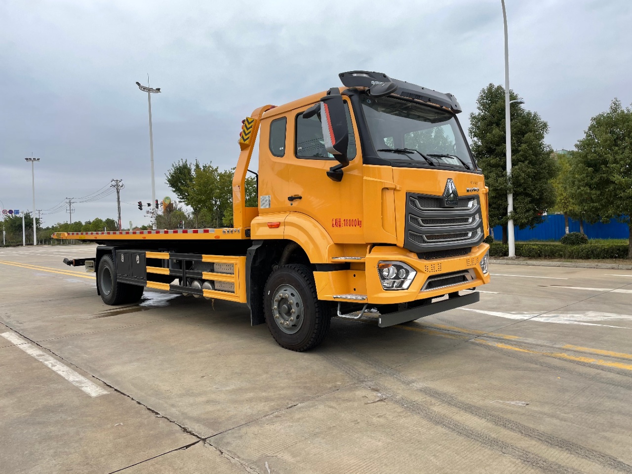 重汽豪沃寬體寬臥單橋大板清障車(chē)