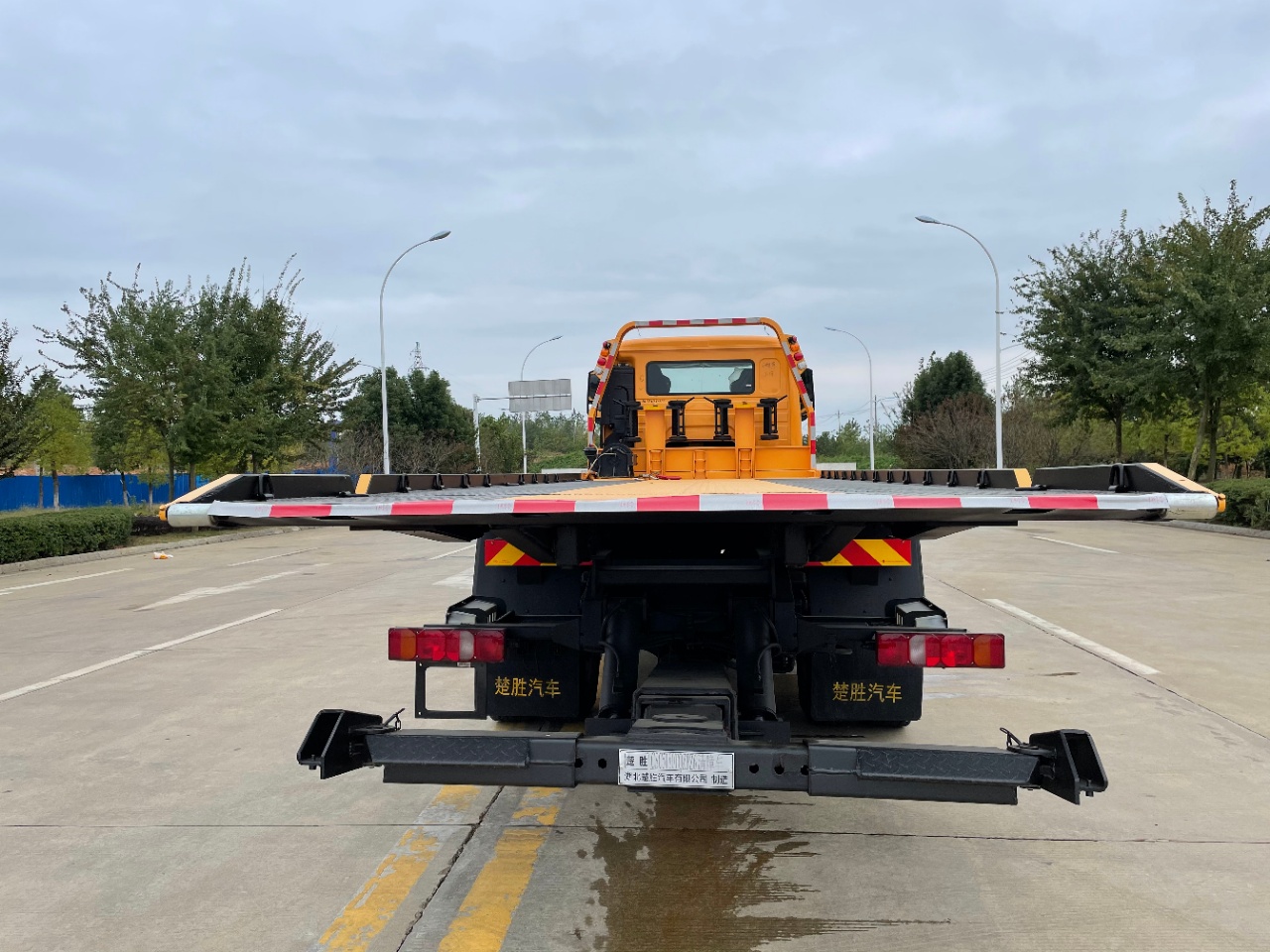 重汽豪沃寬體寬臥單橋大板清障車(chē)