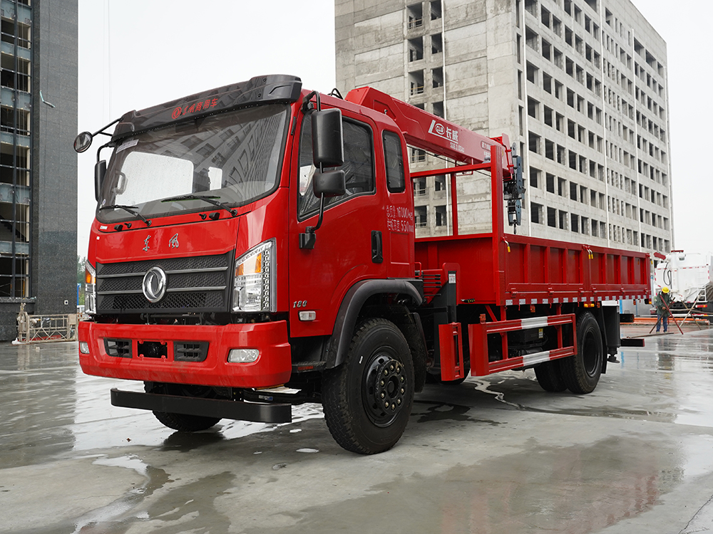 國六東風(fēng)D912小黃牌長(zhǎng)威6.3噸三節(jié)直臂吊機(jī)隨車吊