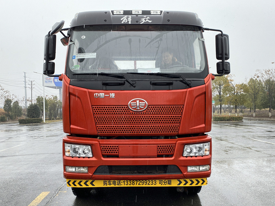 解放J6前小三軸平板運(yùn)輸車(chē)