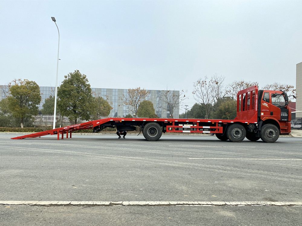 解放J6前小三軸平板運(yùn)輸車(chē)