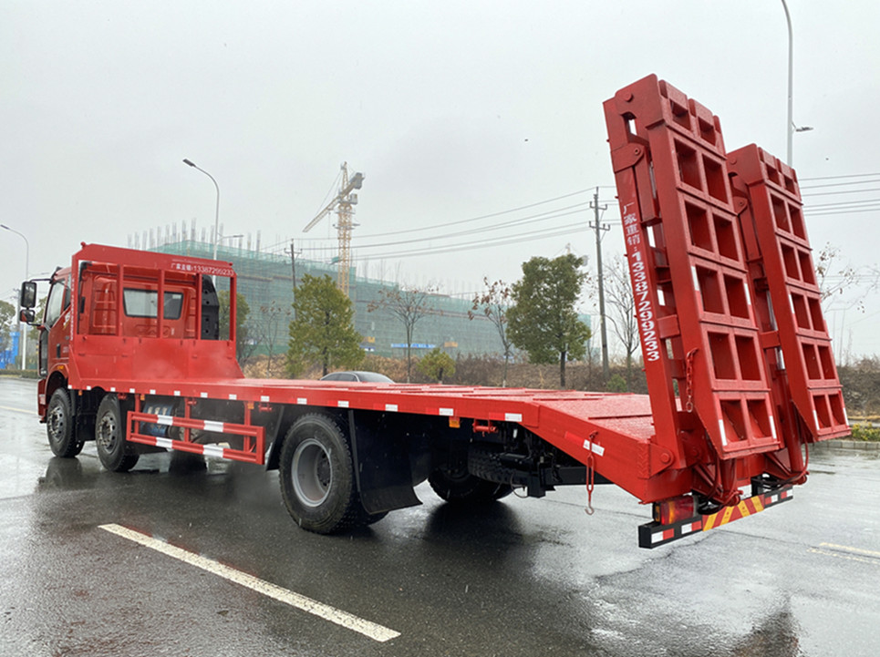 解放J6前小三軸平板運(yùn)輸車(chē)